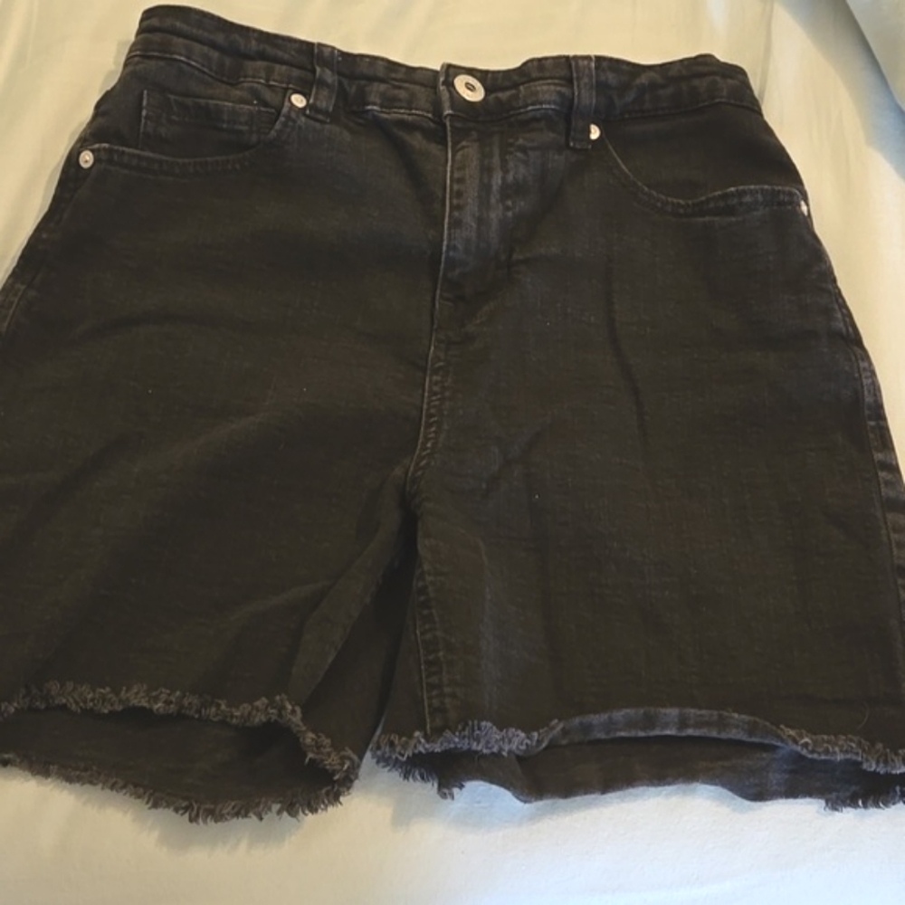 Classic denim shorts with raw hem,black.